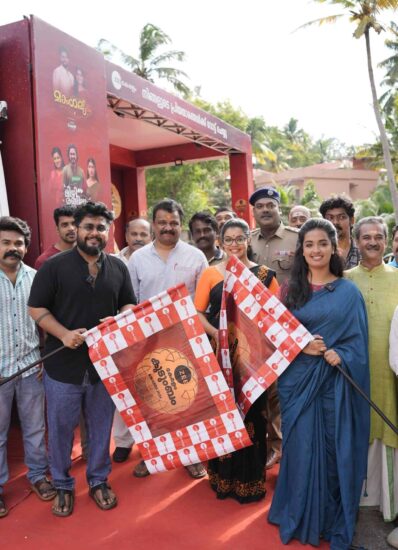 Kudumbashree Sharada serial stars Mersheena Neenu and Prabin flagged off the voting van for Zee Keralam Kudumbam Awards 2024 2